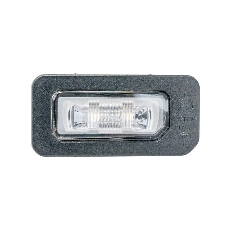 How does a license plate light achieve uniform brightness and avoid dark areas or glare?